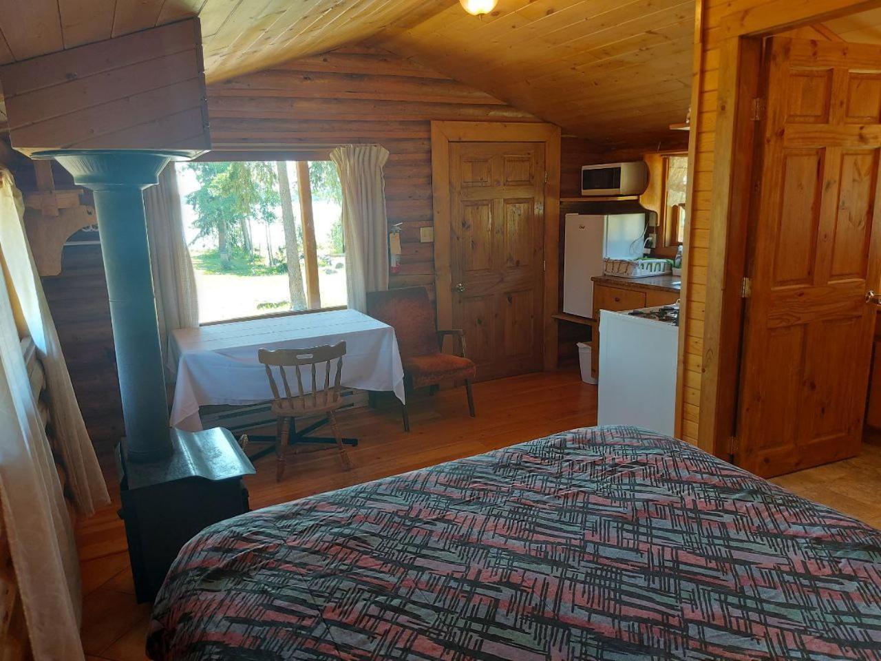 Escott Bay Resort Anahim Lake Eksteriør billede